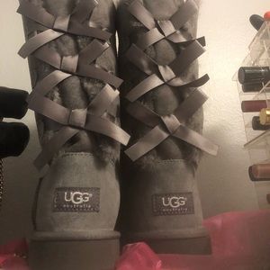 New Tall grey bailey bow uggs (size 6 kids)
